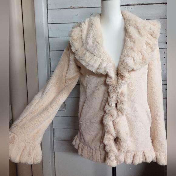 Damselle Jackets & Blazers - DAMSELLE New York Women's XS Cream Faux Fur Super Soft Ruffle Coat Satin Lined.